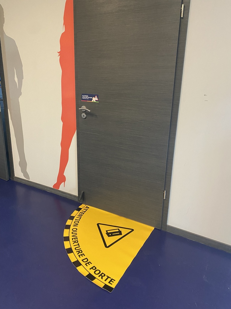 Sticker au sol "Attention ouverture de porte"