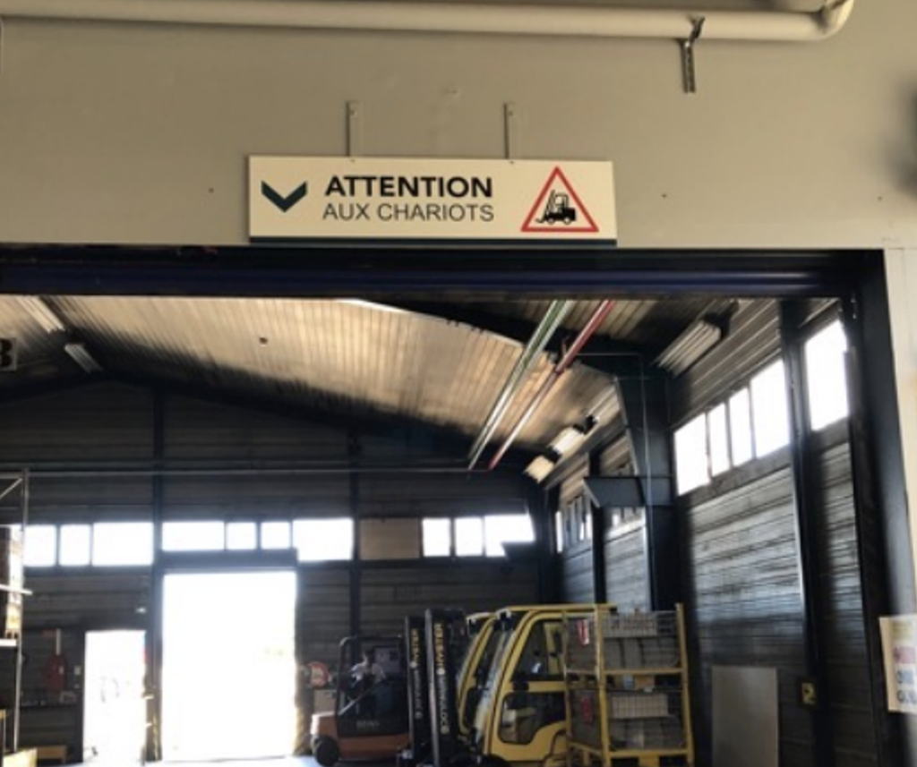 Panneau "Attention aux chariots"