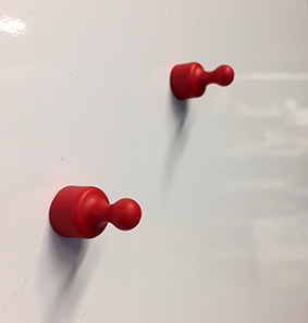 Lot de 10 magnets type "pion" - Rouge